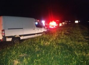 Motorista de furgão morre ao bater em caminhão em Avaré