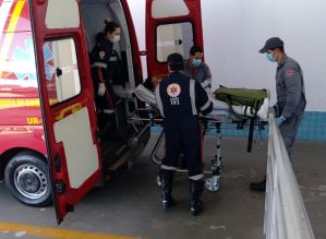 Bombeiros e SAMU socorrem mulher que ficou com mão presa em máquina
