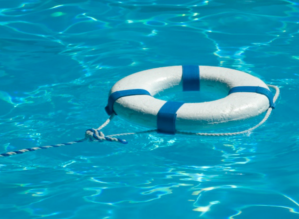 Região: Bebê se afoga em piscina e morre um dia antes de fazer aniversário