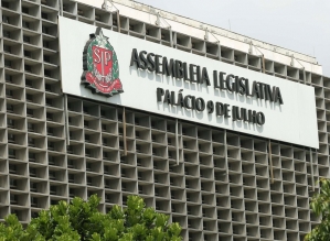 Deputados de SP aprovam a suspensão de despejos e reintegração de posse durante a pandemia