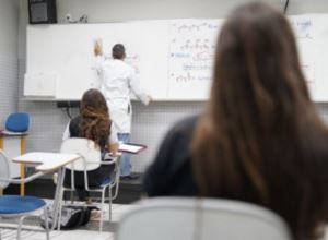 Estado de SP pagará 1 mil para alunos que frequentarem as aulas na rede pública