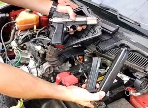 Casal é flagrado com armas escondidas em capô de carro em rodovia de Ourinhos
