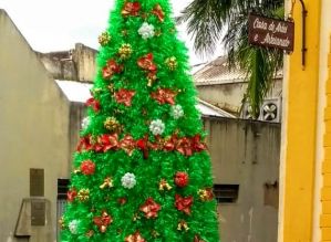 Avaré: Árvore de Natal com garrafas pet decora o Centro Cultural