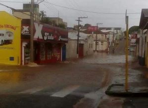 Chuva forte alaga ruas do centro e derruba árvores em Avaré