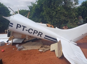 Avião quebra ao meio e revela drogas em pouso forçado após ser interceptado no interior de SP