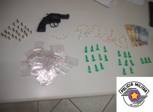 PM prende 3, encontra arma e vários tipos de drogas em Cerqueira César