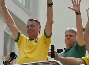 Centrão pressiona Bolsonaro para apontar sucessor de fora da família antes de prisão em regime fechado