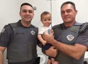 PMs resgatam bebê de 8 meses engasgado com suco em Avaré