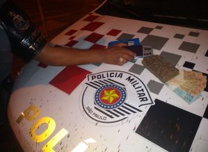 Dois são flagrados pela PM com ½ tijolo de maconha