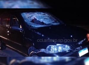 Pedestre morre ao ser atropelado por carro no acostamento de rodovia