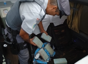 Bolivianos são presos com tabletes de cocaína escondidos em fundo falso 