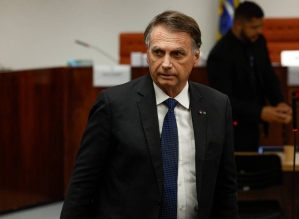 Bolsonaro mira TSE para justificar reuniões golpistas e se distancia até de sua defesa
