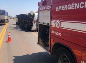 Caminhoneiro tem ferimentos graves após veículo tombar em rodovia de Itaí
