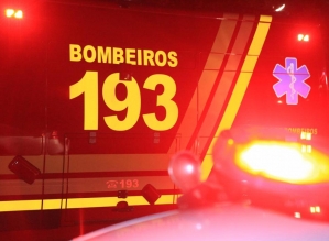 Casa fica destruída após pegar fogo em Avaré
