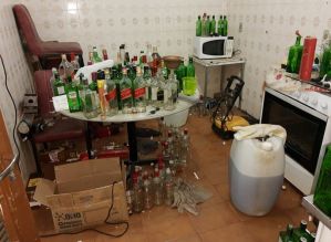 Polícia prende suspeito de manter “fábrica caseira” para falsificação de bebidas em Bauru