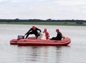 Bombeiros localizam corpo de adolescente que desapareceu após barco virar em rio de Botucatu
