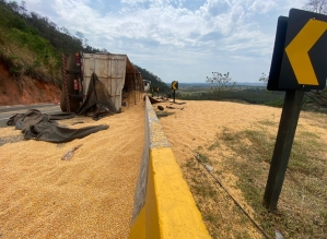 Caminhão tomba e polícia acha quase 280 kg de cocaína na carga  espalhada em rodovia de Botucatu