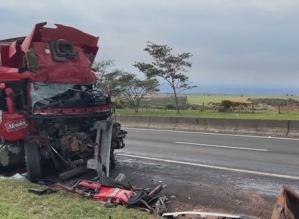 Caminhoneiro morre em acidente envolvendo carreta canavieira em Santa Cruz do Rio Pardo