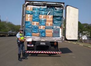 Caixas com cigarros contrabandeados são encontradas em caminhão na Rodovia Castello Branco