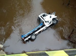 Caminhão arranca defensa metálica de ponte e cai no rio em Avaré