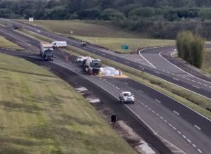 Caminhão carregado com milho tomba em rodovia de Avaré