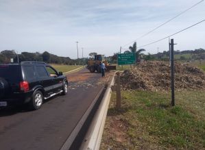 Carga de cana-de-açúcar fica espalhada após carreta tombar em Cerqueira César