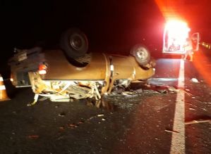 Caminhonete bate em traseira de caminhão e tomba na Rodovia Castello Branco