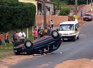 Carro capota após batida em avenida de Avaré