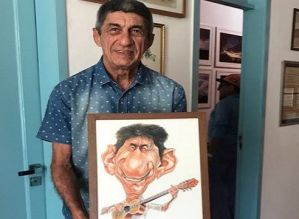 Fagner posa com caricatura feita por artista de Avaré