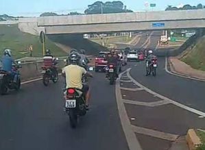Empresários promovem carreata em prol da reabertura do comércio de Avaré