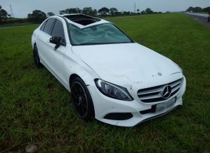 Carro capota e passageira fica ferida em Avaré