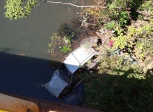 Região: Veículo cai em rio e bombeiros resgatam vítimas