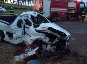 Acidente entre carros e caminhão deixa feridos em rodovia de Itaí