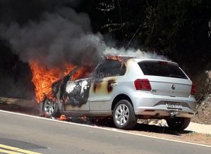 Carro pega fogo às margens de rodovia entre Itaporanga e Coronel Macedo
