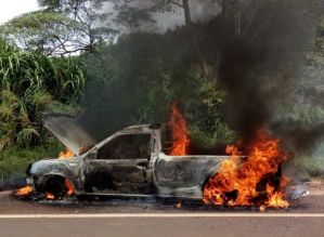 Carro pega fogo e deixa homens feridos entre Botucatu e Itatinga
