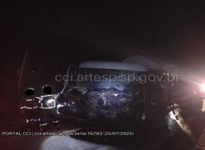 Caminhoneiro morre após acidente com carreta na SP-280 (Castello Branco)