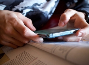 Projeto de banir celular nas escolas de SP esbarra na educação digitalizada em SP
