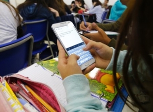 Proibição de celulares em escolas de São Paulo entra em discussão na Alesp