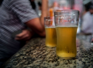 Dia de Combate ao Alcoolismo: médicos alertam sobre danos à saúde