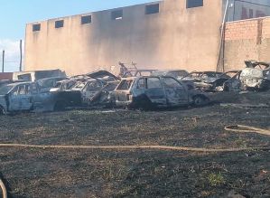 Incêndio atinge pátio de veículos em Itaí