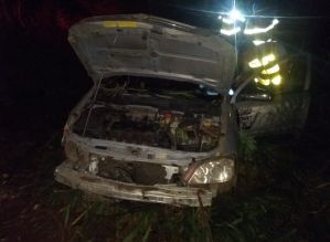 Cinco pessoas ficam feridas após carro bater em árvore em rodovia de Itaí