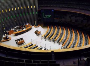 Em mês de recesso, deputados contratam 124 assessores