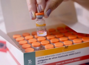Vacinados com Coronavac podem precisar de 4ª dose, sugere estudo