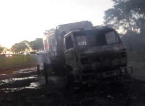 Caminhão fica destruído após pegar fogo em rodovia de Itaberá