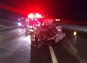 Carro fica destruído em acidente com feridos em Santa Cruz do Rio Pardo
