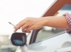 Fumar ao volante ou dirigir de salto alto dá multa; veja infrações que talvez você não conheça