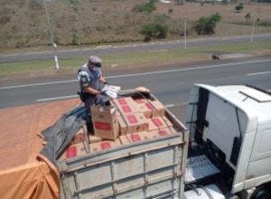 Polícia Rodoviária prende caminhão vindo do Paraguai com 350 mil maços de cigarros contrabandeados