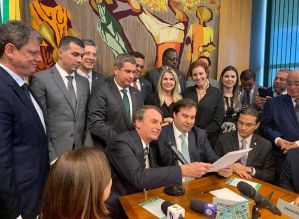 Bolsonaro entrega à Câmara projeto para alterar CNH