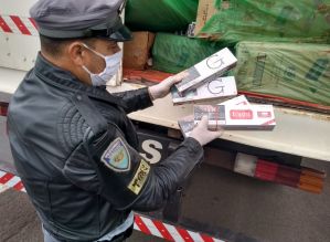 TOR apreende caminhão e apreende cigarros contrabandeados em Avaré