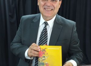 Advogado lança obra solidária